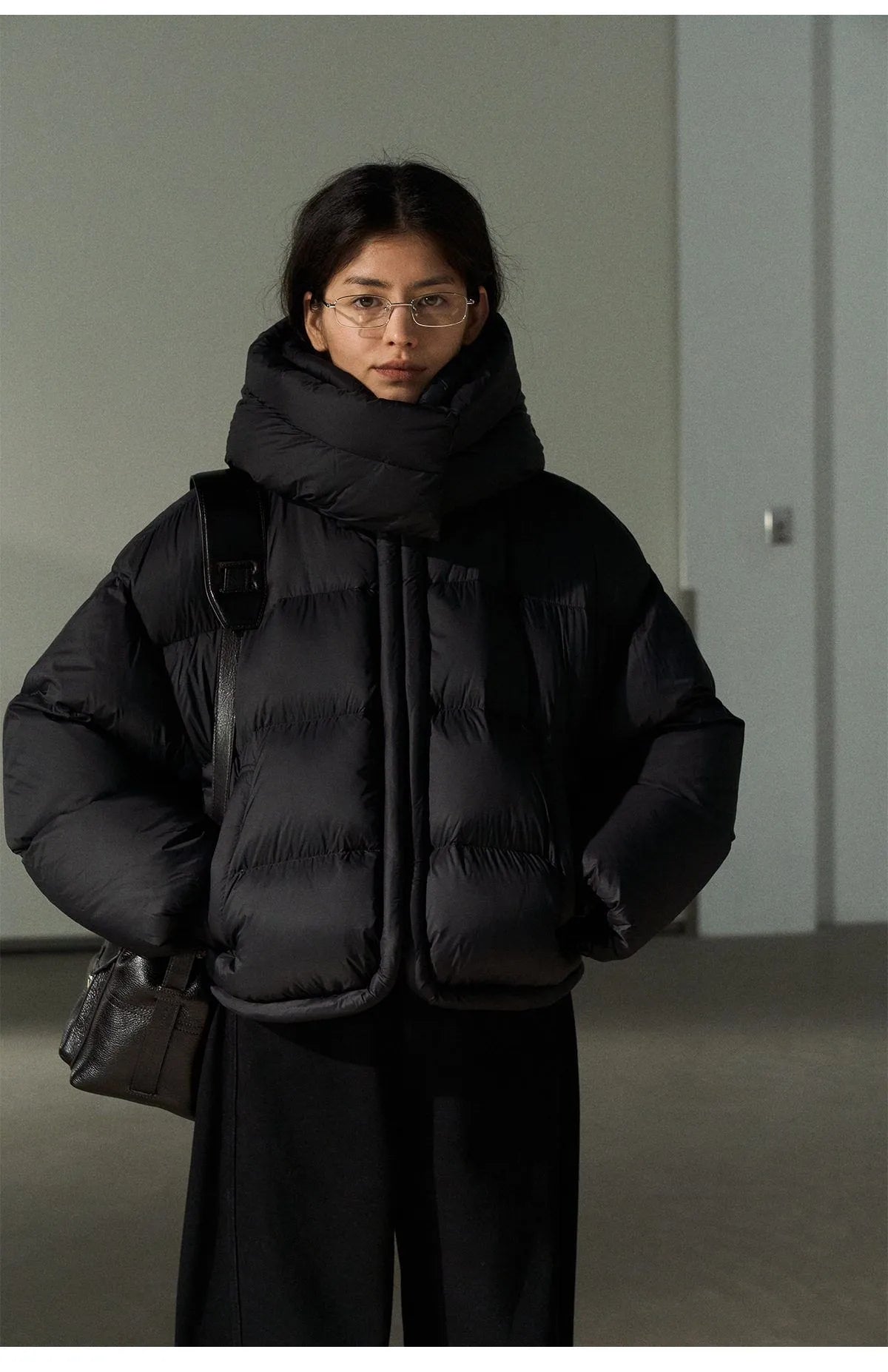 Chamarra Corta de Invierno para Mujer con Capucha y Cuello Alto