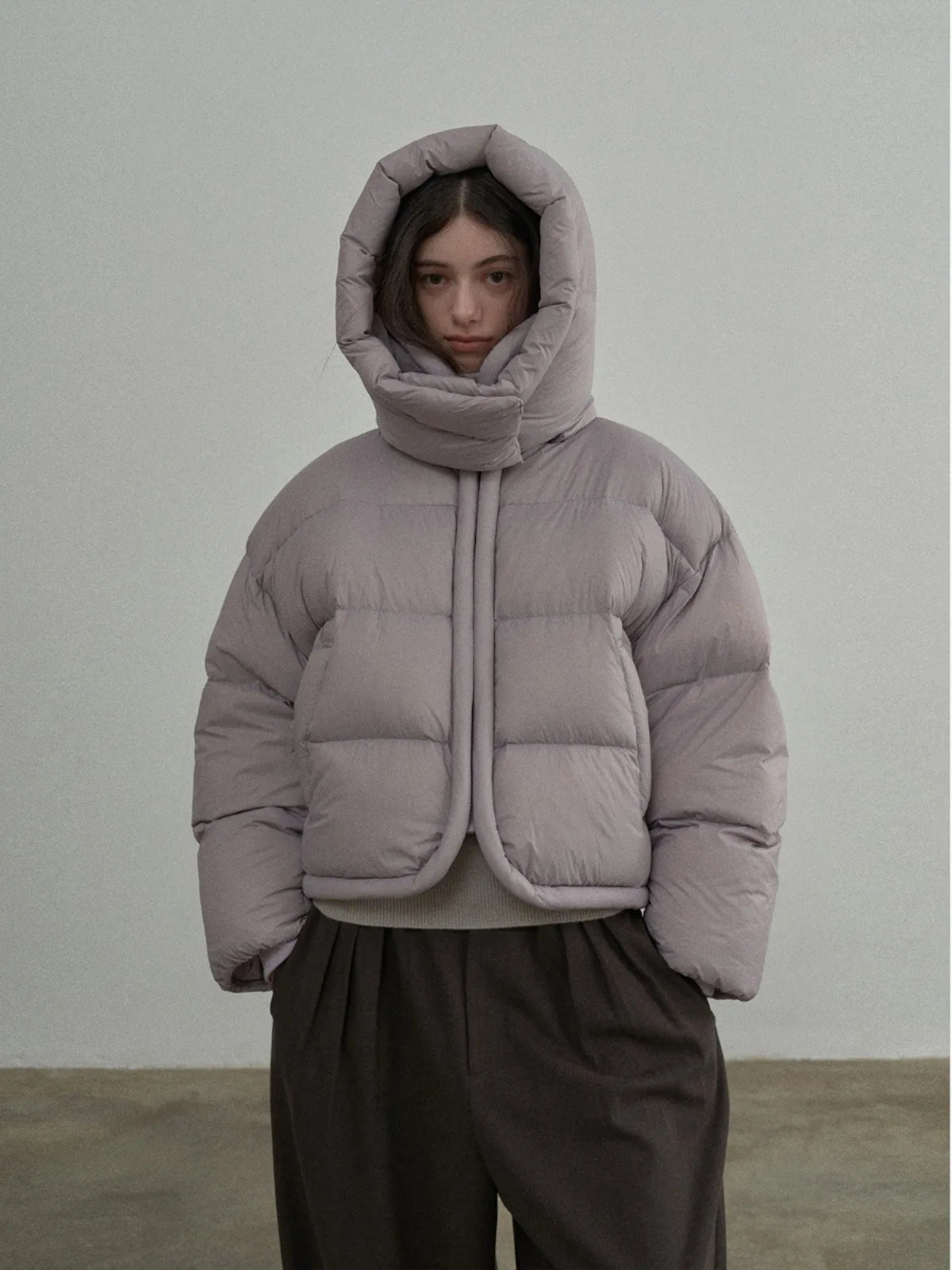 Chamarra Corta de Invierno para Mujer con Capucha y Cuello Alto