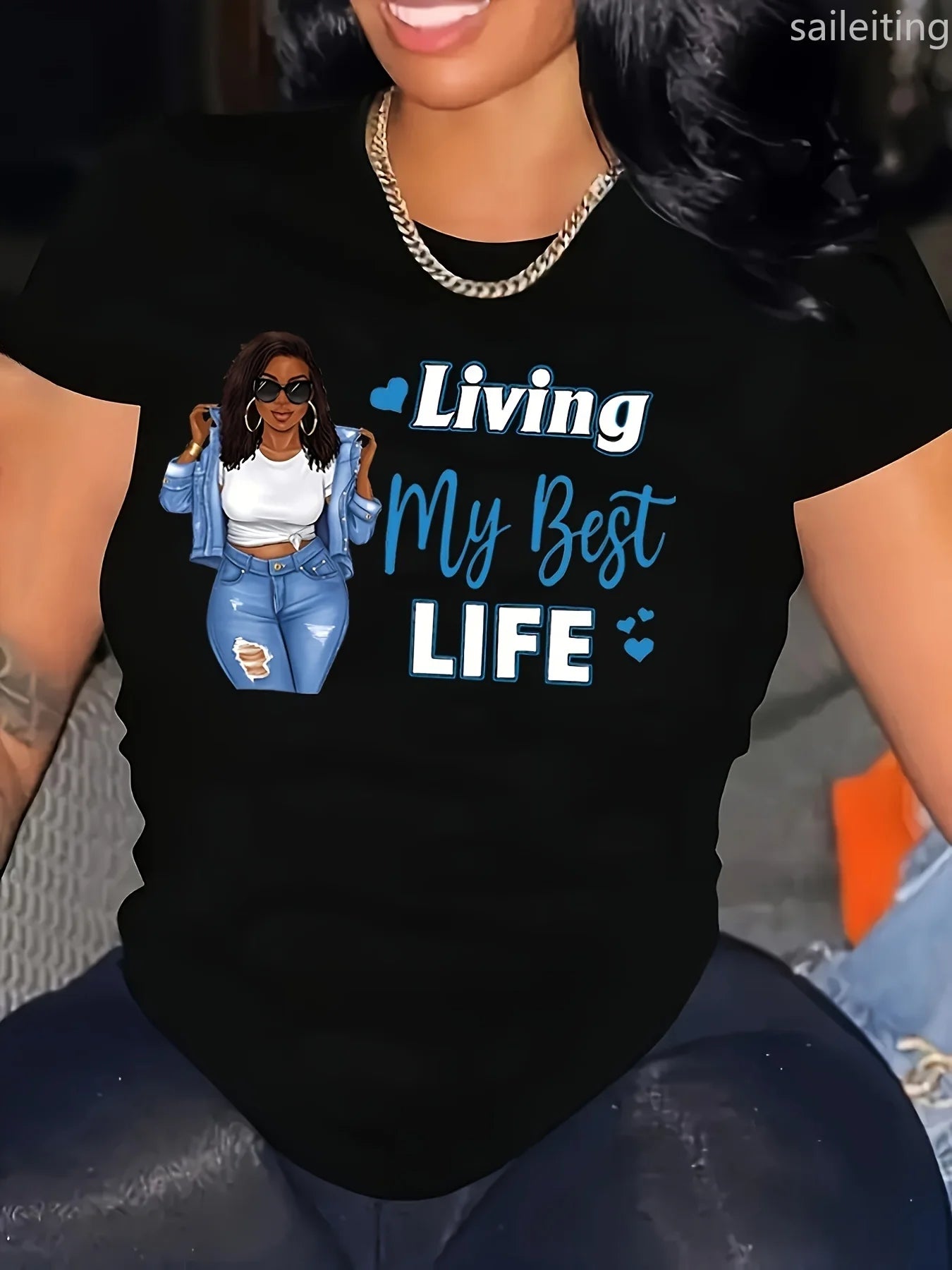 Camiseta Negra de Mujer “Viviendo Mi Mejor Vida” con Frase Motivacional en Letras Azules, Cuello Redondo