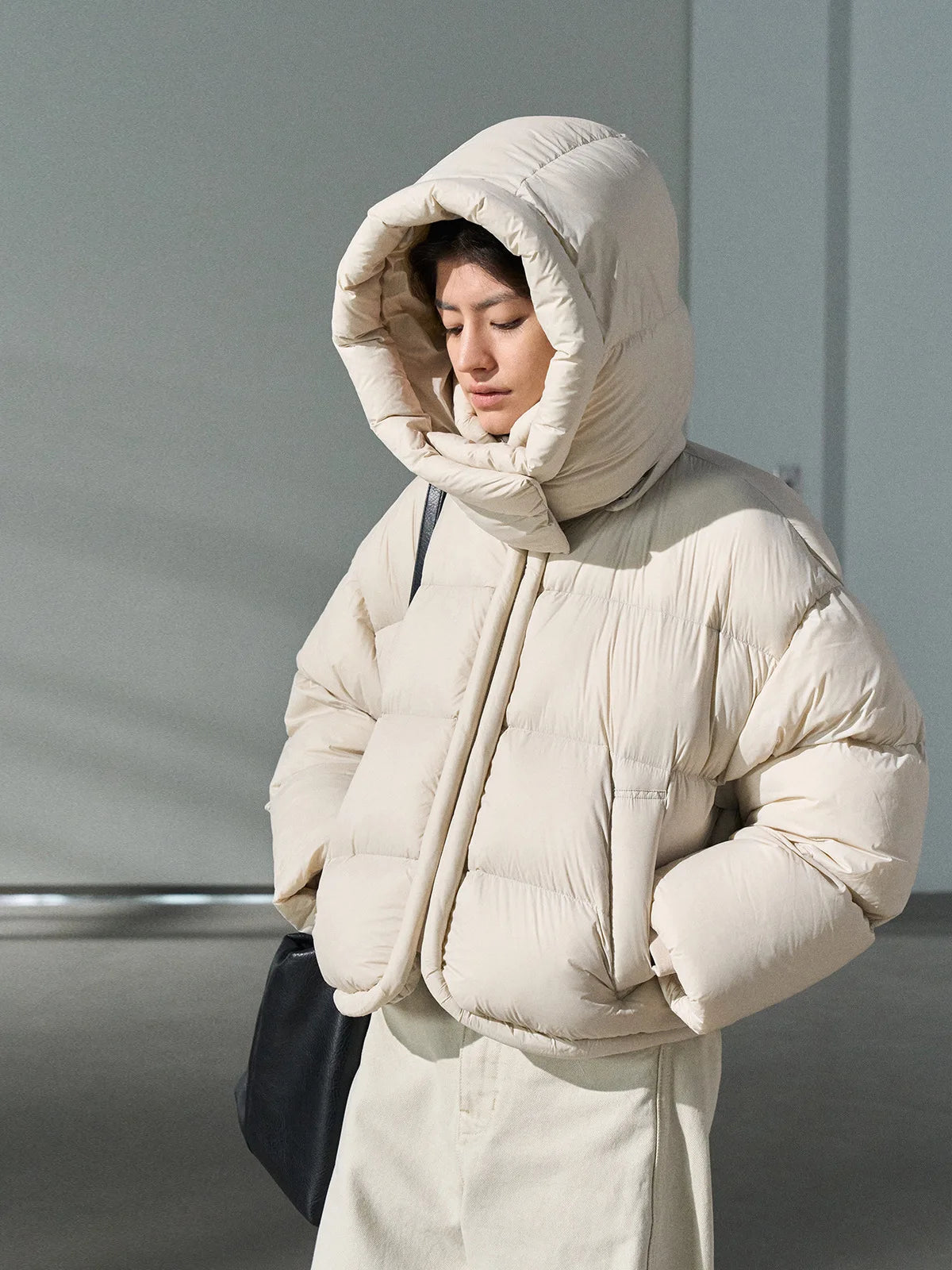 Chamarra Corta de Invierno para Mujer con Capucha y Cuello Alto