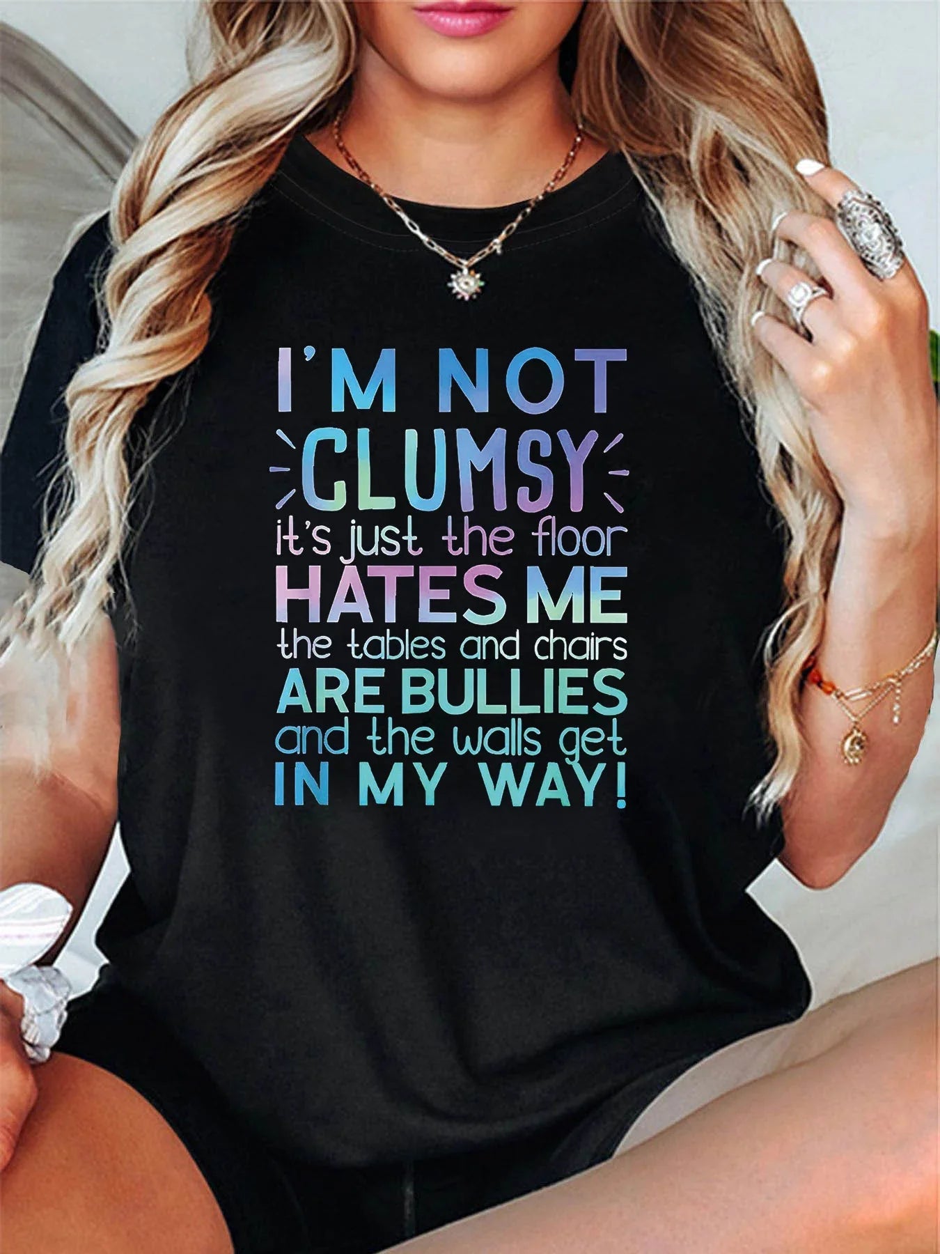 Camiseta Mujer Manga Corta “I’m Not Clumsy, It’s Just the Floor Hates Me” – Casual Primavera/Verano